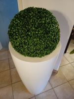 Grosser Blumentopf in Weiss mit künstlicher Buchskugel