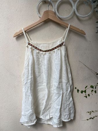 Haut en tissu blanc avec broderie et pompons T.M.