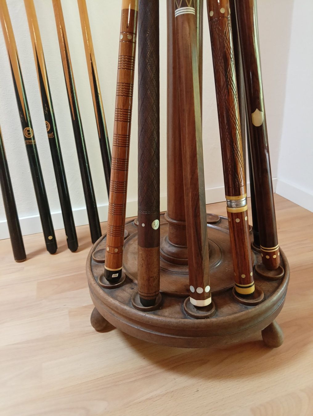 Tavoli da biliardo: Billiard Ständer mit Queues - Vintage – Usato da Lumino venduto da Happy4Happy 1