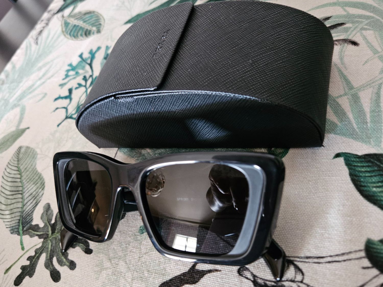 Prada Brillen & Gläser: Sonnenbrille Prada SPR08Y Schwarz mit Etui – Gebraucht aus Zürich von SkullLady88