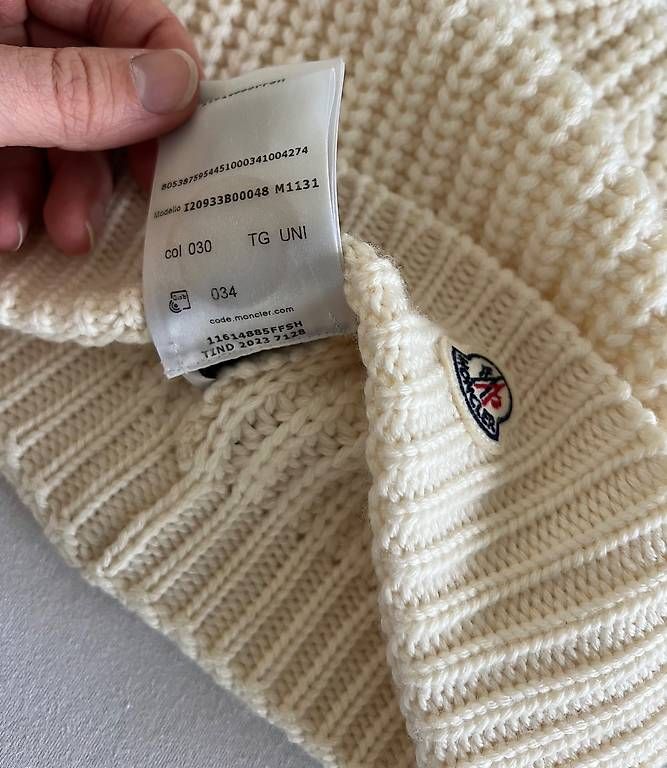 Moncler Chapeaux, bonnets & casquettes: Moncler Hat – D'occasion à Kollbrunn par bri_r8bt 4