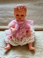 Vintage Babypuppe mit Häkelkleid rosa 17cm gross