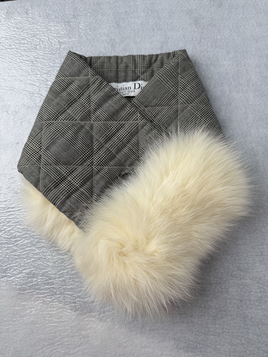 Dior Foulard & Sciarpe: Originl Christian Dior shawl with white fox fur – Nuovo (secondo la descrizione) da Baden venduto da T_threads_Archive