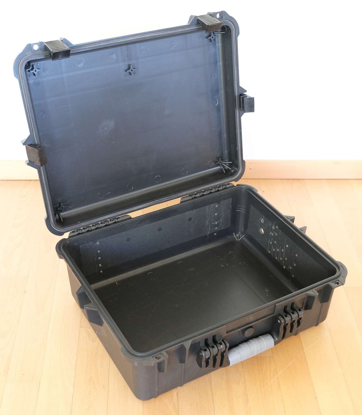 Valigie: Robuster Outdoor-Koffer aus Kunststoff – Usato da Stäfa venduto da cka_5r5z 6