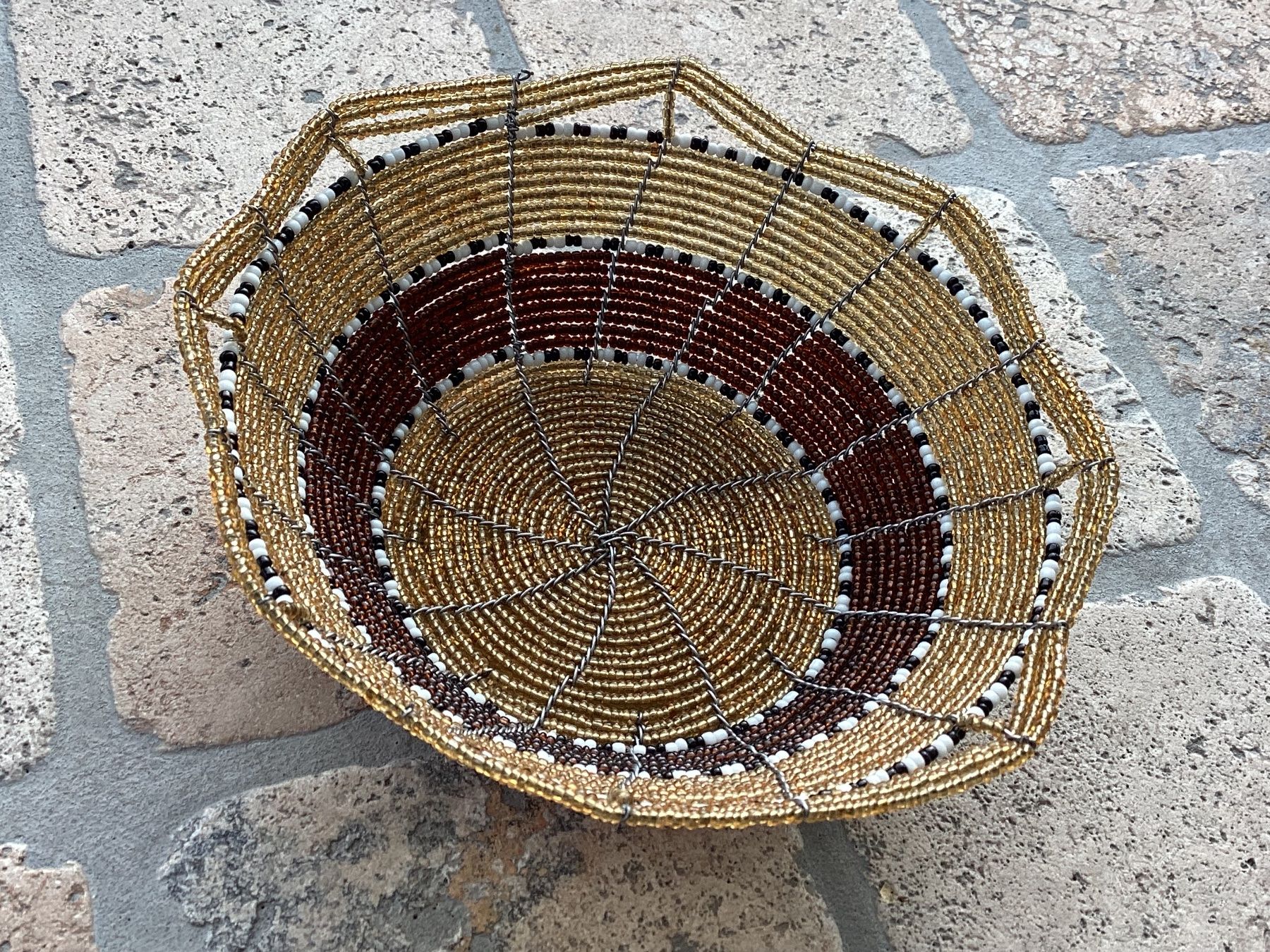 Altro per la casa: Körbchen aus kleinen Glasperlen, ca. 15 cm Durchmesser – Usato da Mörschwil venduto da Monzar