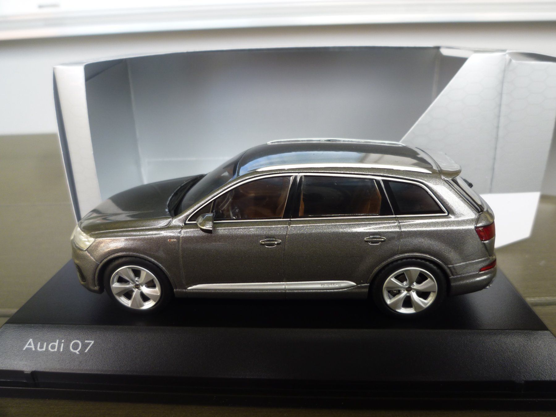 Audi Modellini d'auto: Audi Q7 – Nuovo e nell'imballaggio originale da Flawil venduto da Imperiosud 4