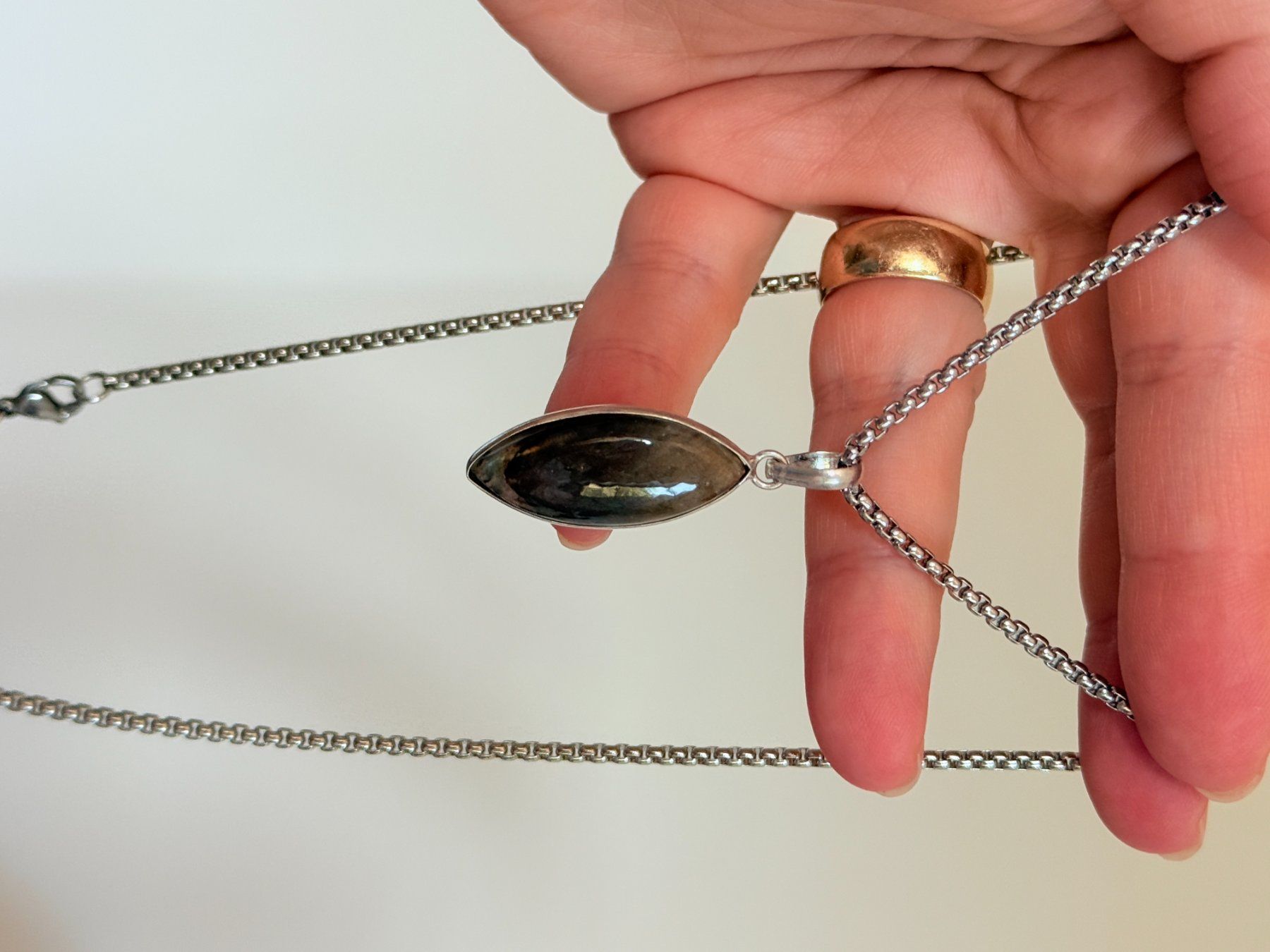 Ketten: Labradorite necklace – Neu und originalverpackt aus Genève von AGBERG 4