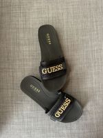 Guess Pantoletten schwarz gold Logo Details guter Zustand