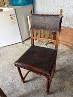 Table ronde en bois massif et 5 chaises anciennes