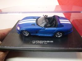 Dodge Viper - blau weiss - schön in Box -Universal Hobbies