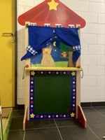Robuste Kindertheater/Puppentheater aus Holz mit Vorhang