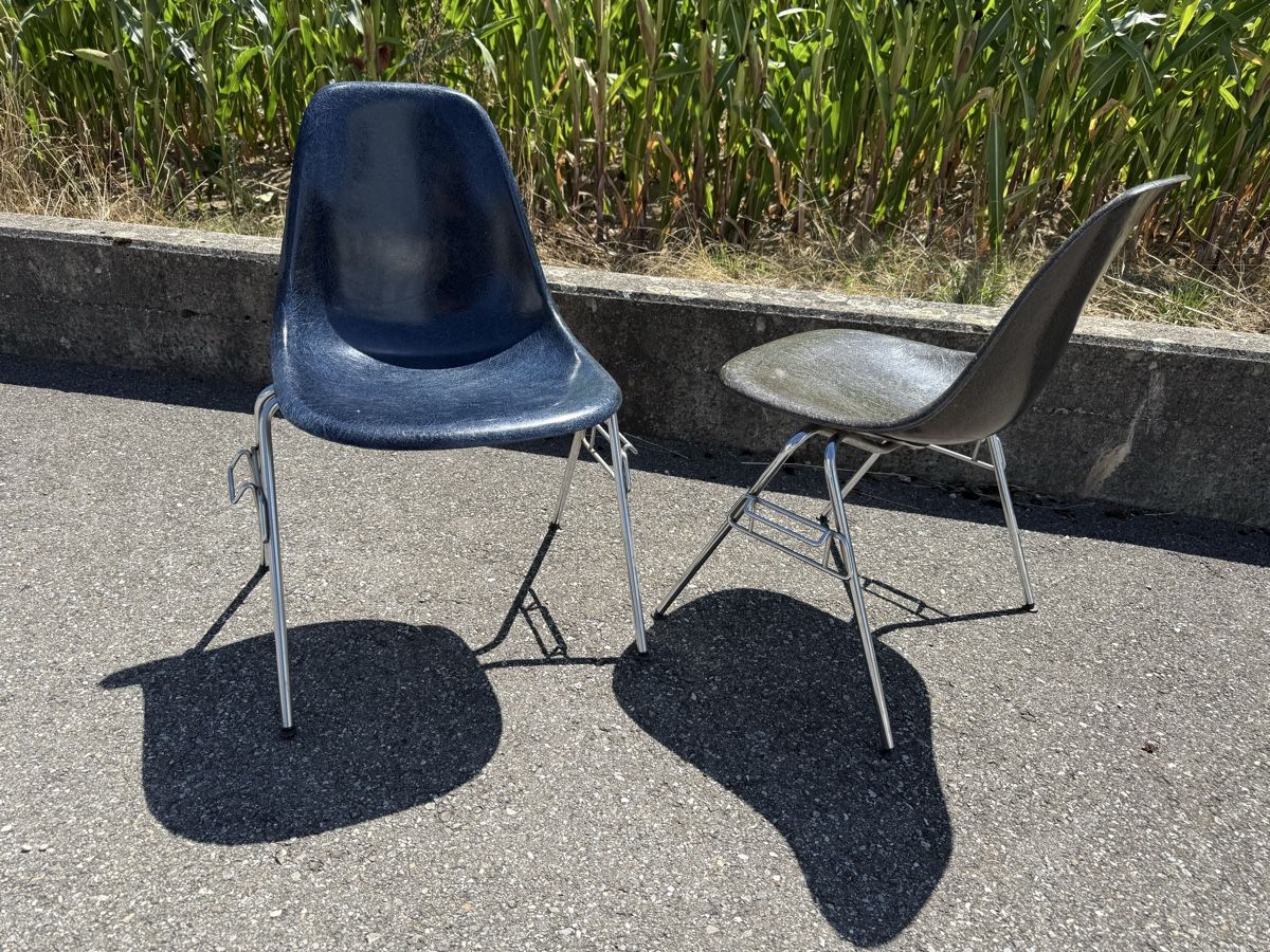 Herman Miller Stühle: 2 Eames ancienne production 1 navy blue et 1 elephant grey – Gebraucht aus Fribourg von dz82 1