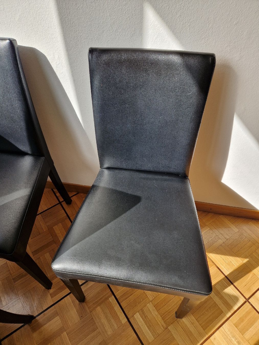 Sedie: Lot de 7 chaises en cuir noir – Usato da Petit-Lancy venduto da zes_6jhm 2