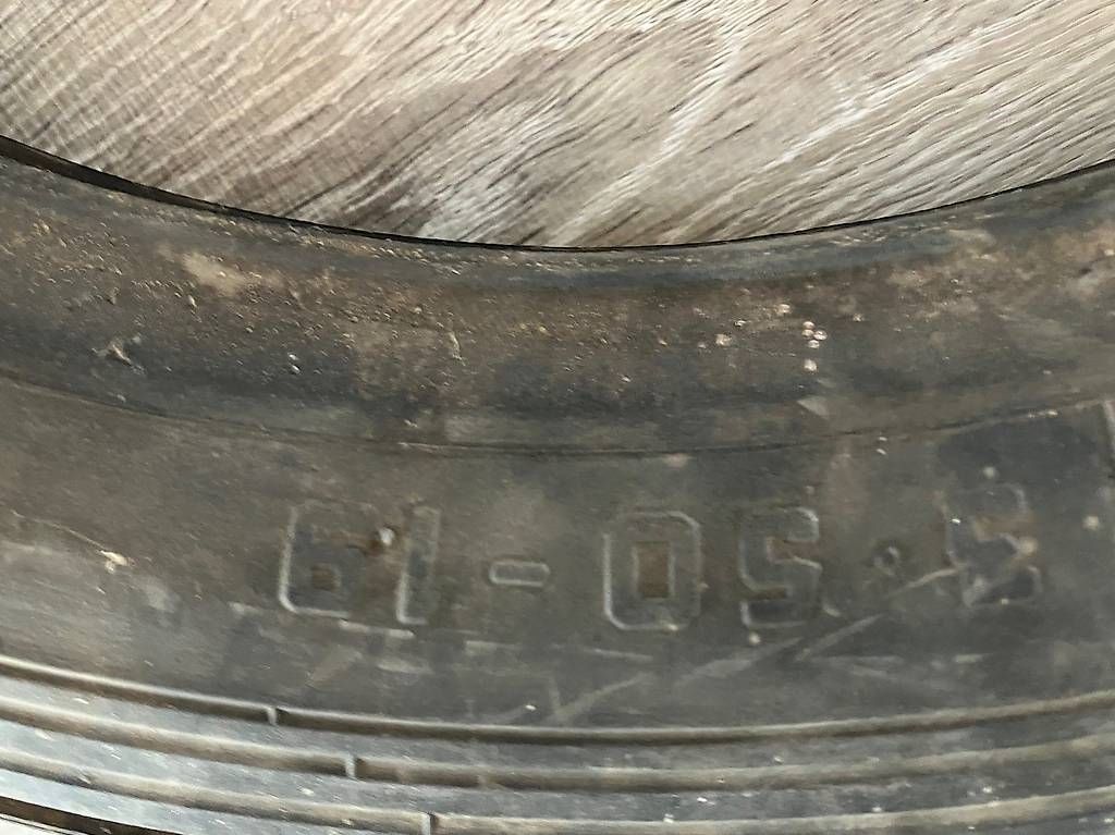Pneumatici & Ruote complete: seltene Oldtimer Rillenpneus 19x3,5 – Usato da Seewen SO venduto da Eliane-Nora 3