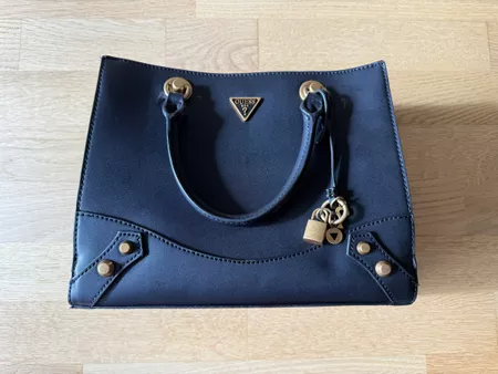 Guess Handtasche schwarz mit goldfarbenen Details neu