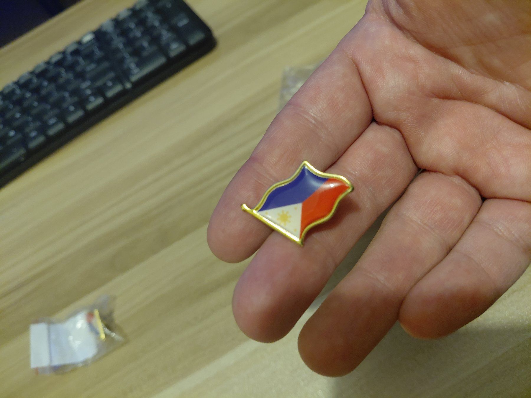 Plaketten & Abzeichen: 50x Flaggen-Pins Philippinen - Drapeau des Philippines – Neu und originalverpackt aus Bussigny von NATURALO 1