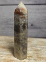 Mondstein Obelisk mit blauem Flash B 155g