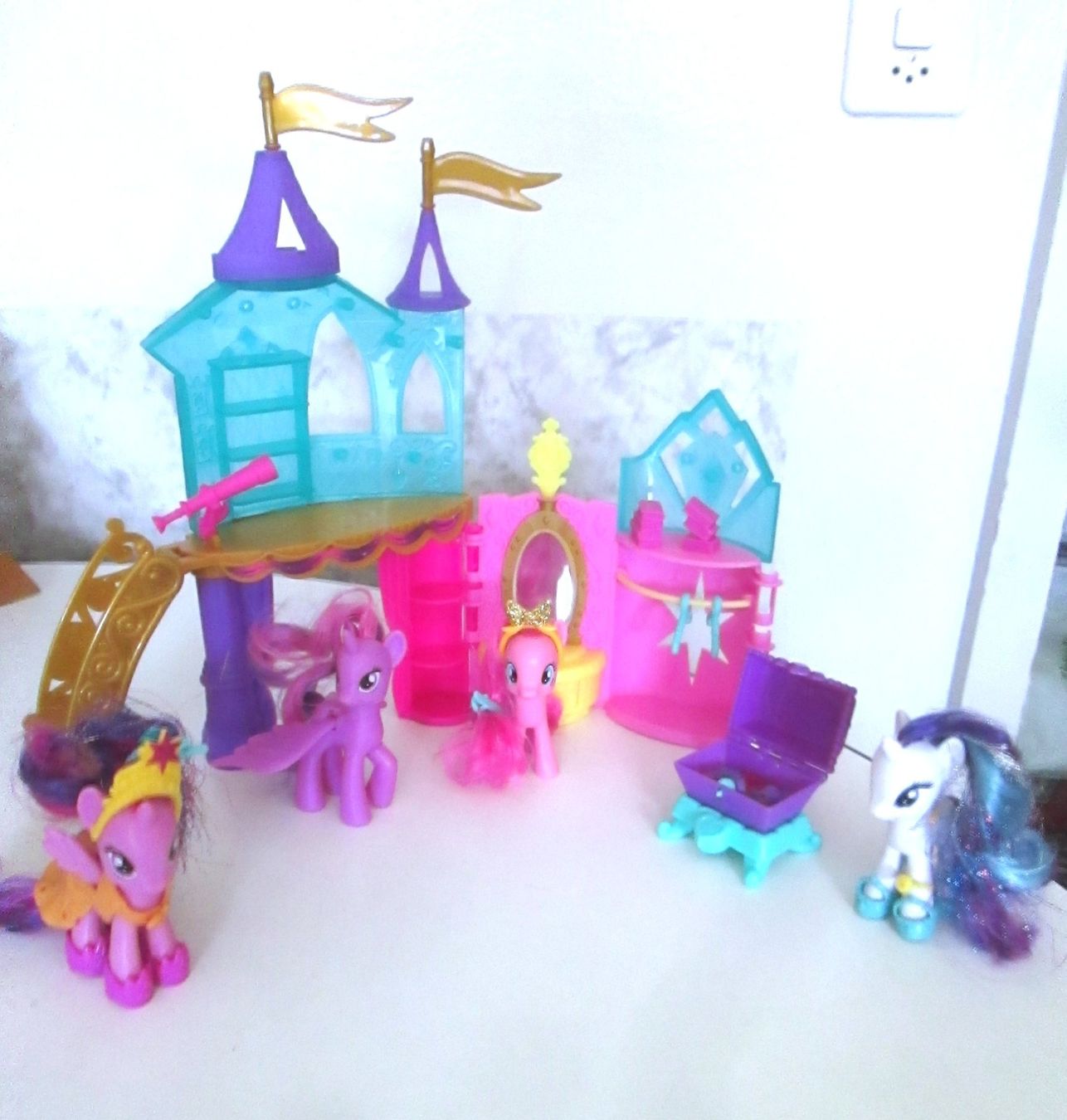 Hasbro Spielzeuge: My Little Pony mit Schloss - Hasbro – Gebraucht aus Sementina von babucia