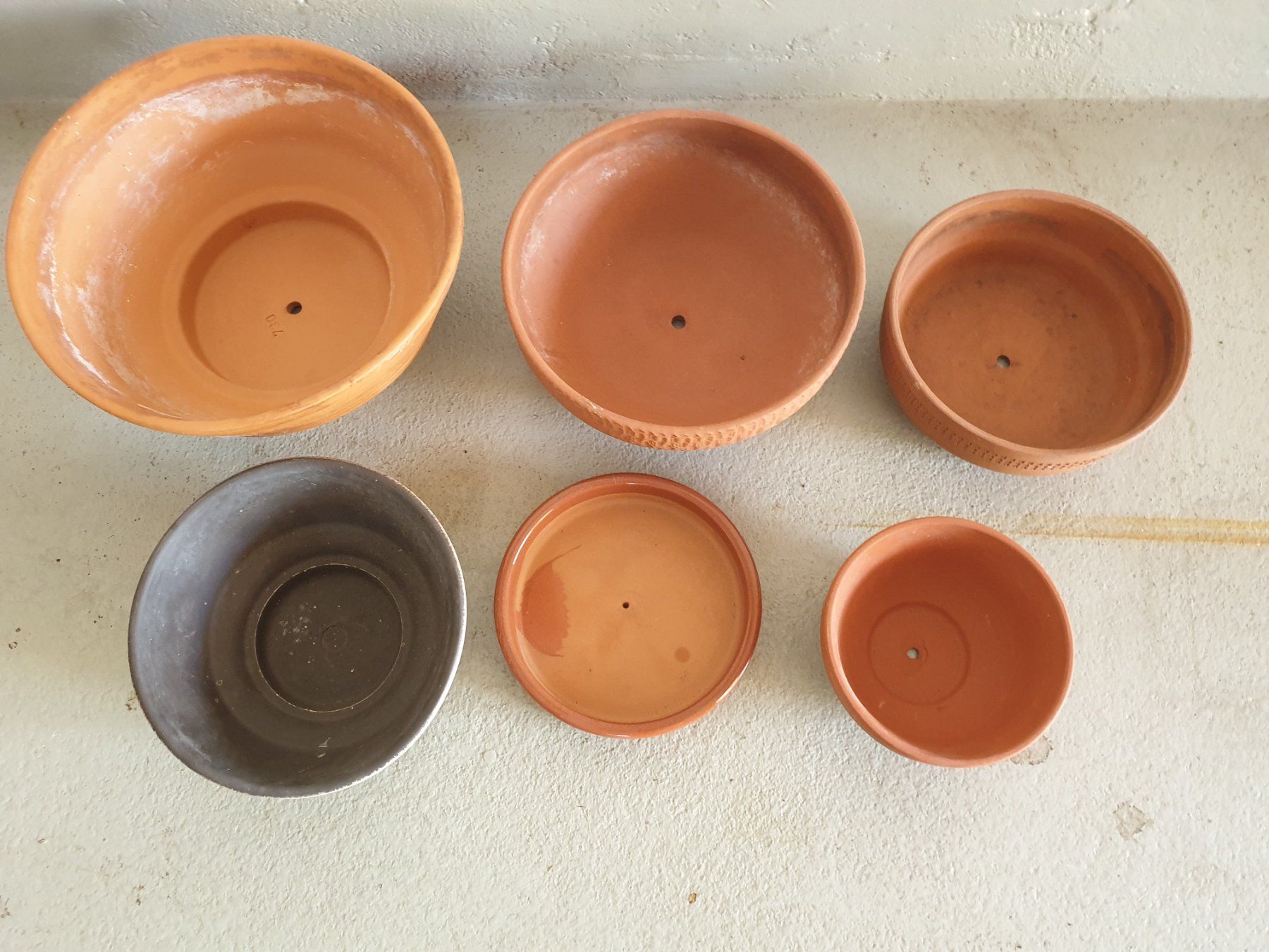 Pots de fleurs: Lot 6 flache, dekorative Blumentöpfe – D'occasion à Tuggen par Mviola2 1