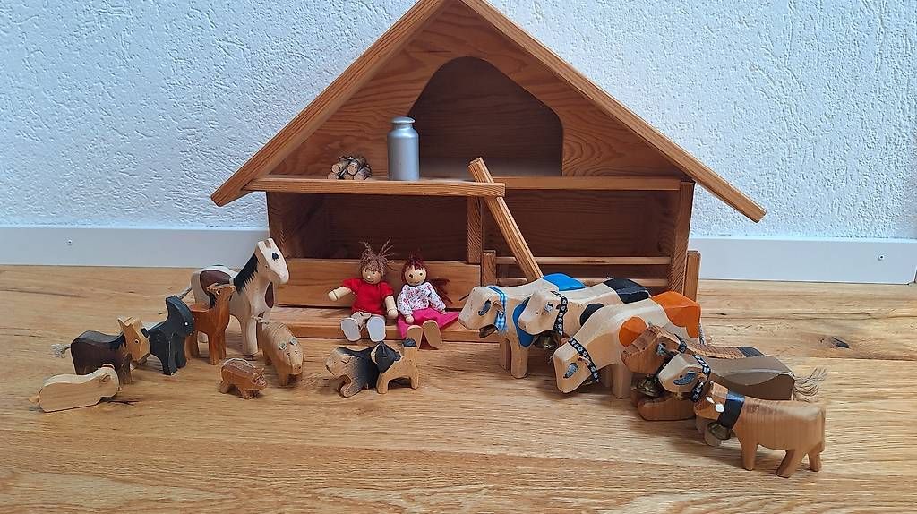 Spielzeuge: Heidiland Holzstall  – Gebraucht aus Dürnten von jouxrouge