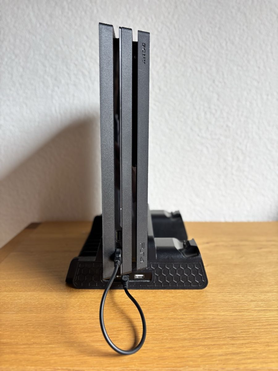 Sony Konsolen: PS4 Pro 1TB + weißer Controller + Ladestation + 7 Top-Spiele – Neu (gemäss Beschreibung) aus St. Gallen von eri_v7tg 2