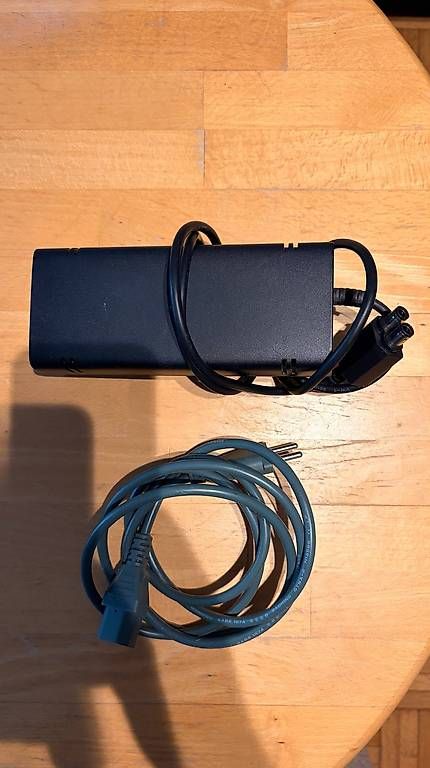 Microsoft Console: Xbox 360 Slim - 200 GB - mit 3 Controller – Usato da Zürich venduto da eug_5qwt 3
