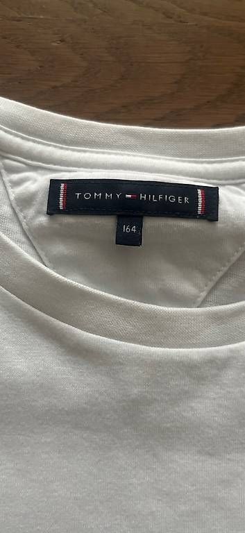 Camicie, T-shirt & Polo: 2 schöne Tommy Hilfiger Shirts Kinder – Usato da Buochs venduto da Top34 3