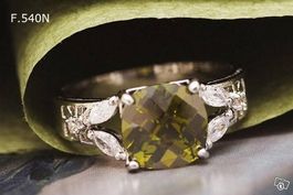 Ring silberfarben mit olivgrün Stein und Zirkonia neu