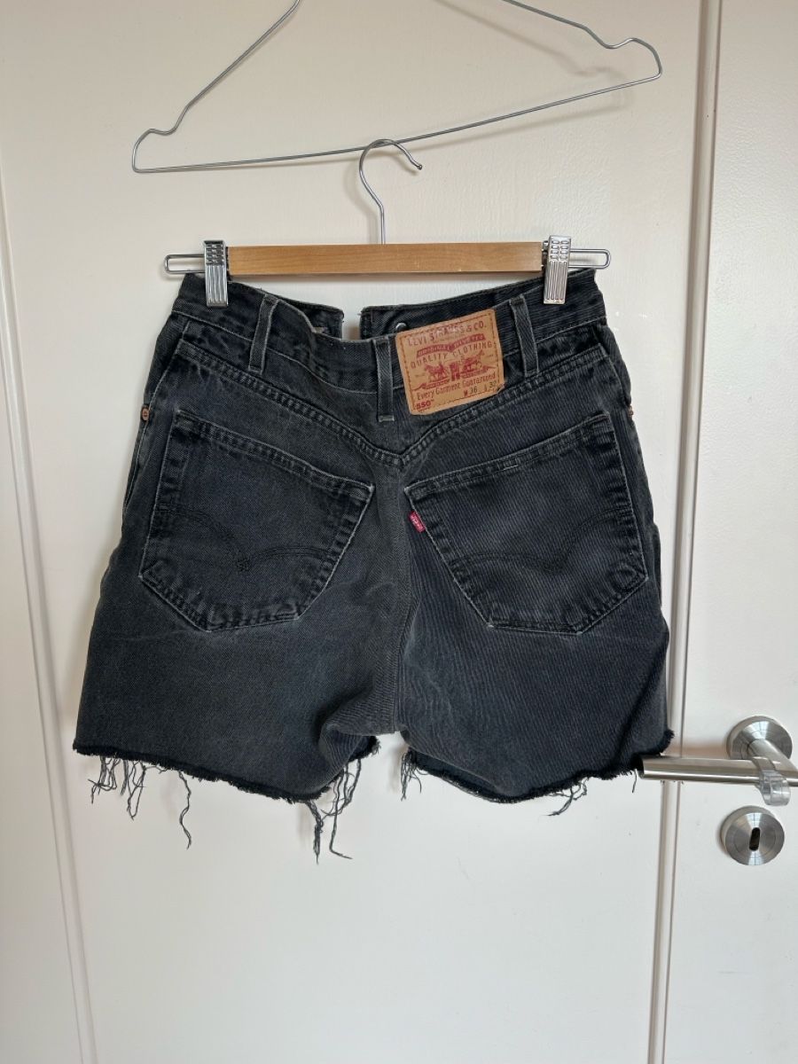 Levi's Jeans: Levi's Denim Shorts Grey / Black  - 26  – Gebraucht aus Orvin von mboder