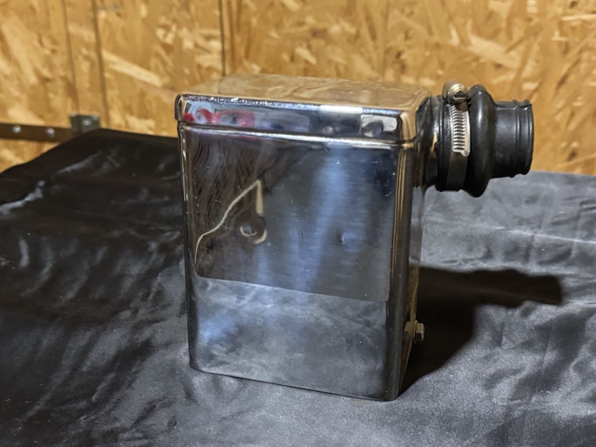 Royal Enfield Tutti i ricambio per moto: Royal Enfield, Boîtier de reniflard chromé  – Usato da attalens venduto da La.trouvaille