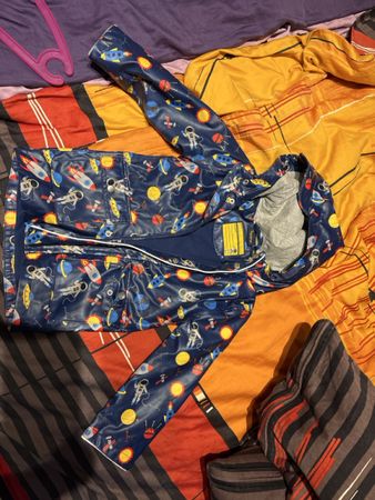 Kinder Regenjacke blau Weltraum mit Kapuze Grösse 98/104