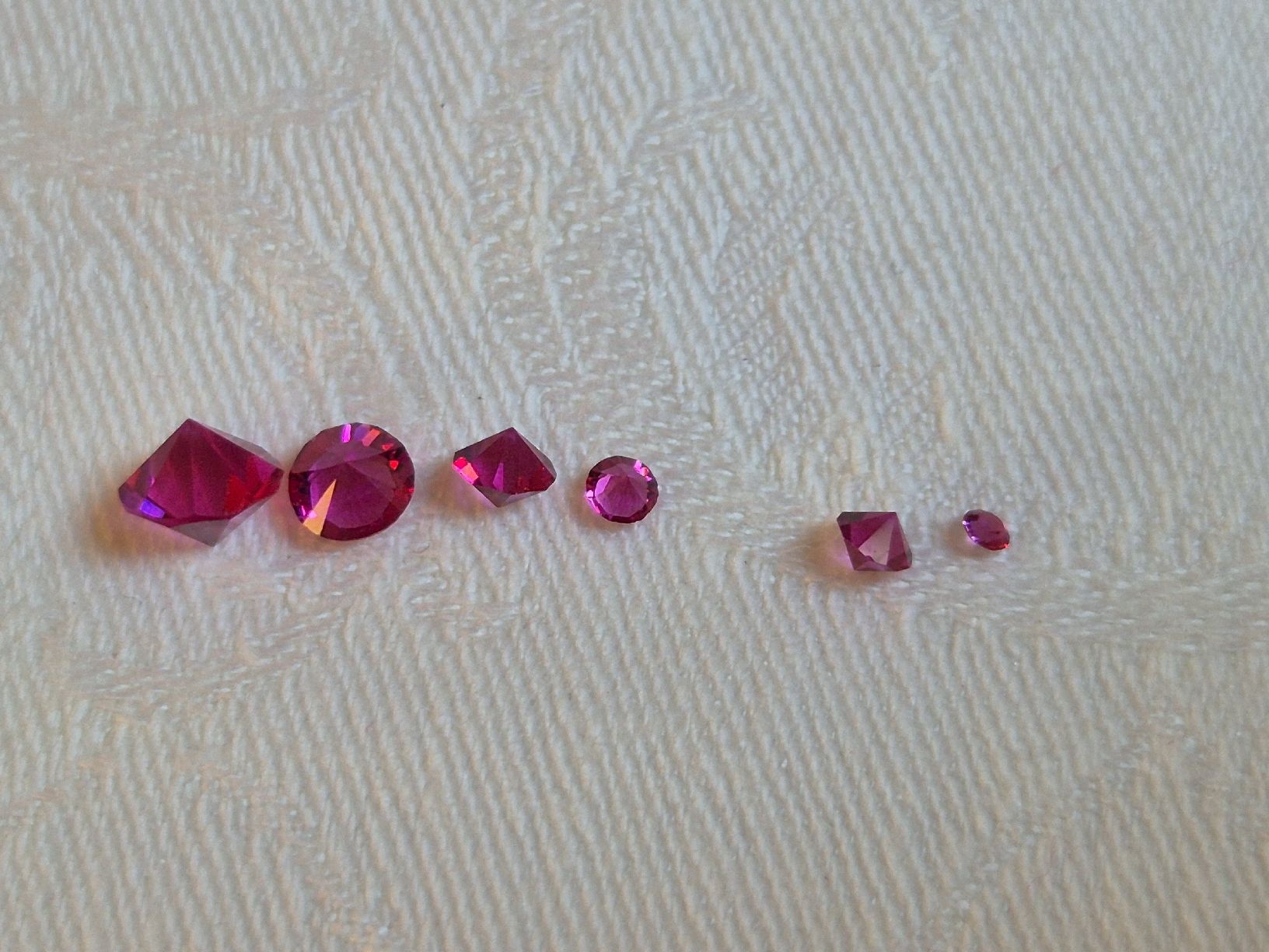 Kit bricolage: Swarovski Strass Steine Farbe Ruby – Nuovo (secondo la descrizione) da Höfen b. Thun venduto da enr_7xsd 4