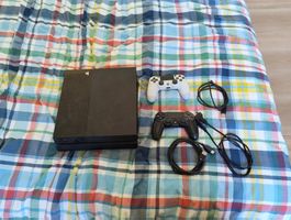 Gebrauchte Playstation 4 mit zwei Controllern