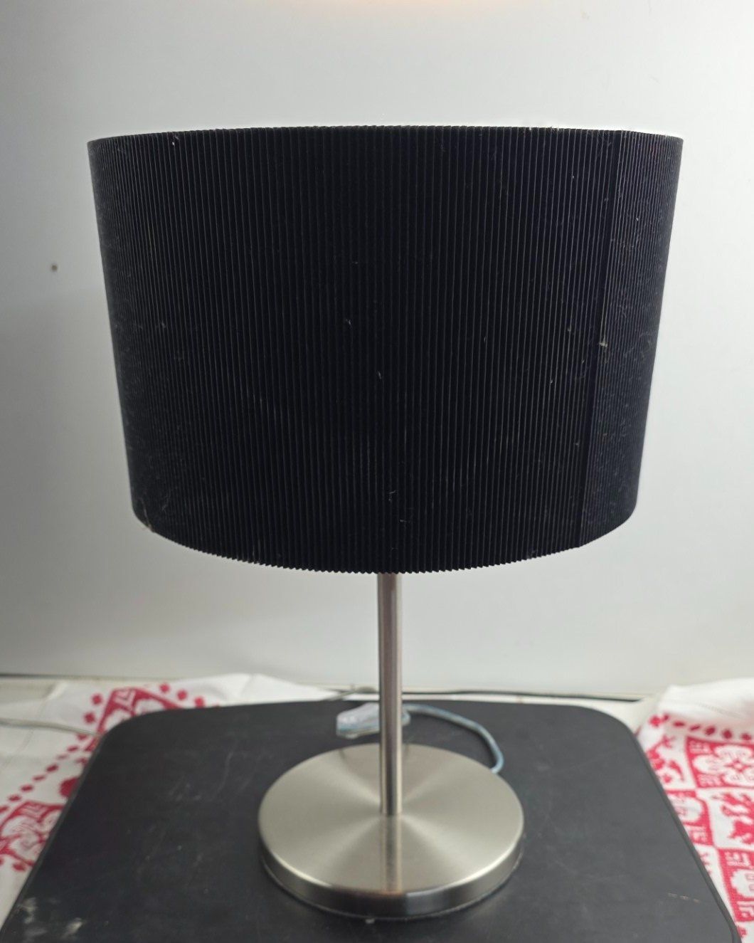 Lampade: Moderne Tischleuchte mit schwarzem Plissee-Schirm – Usato da Flums venduto da Flumsantik