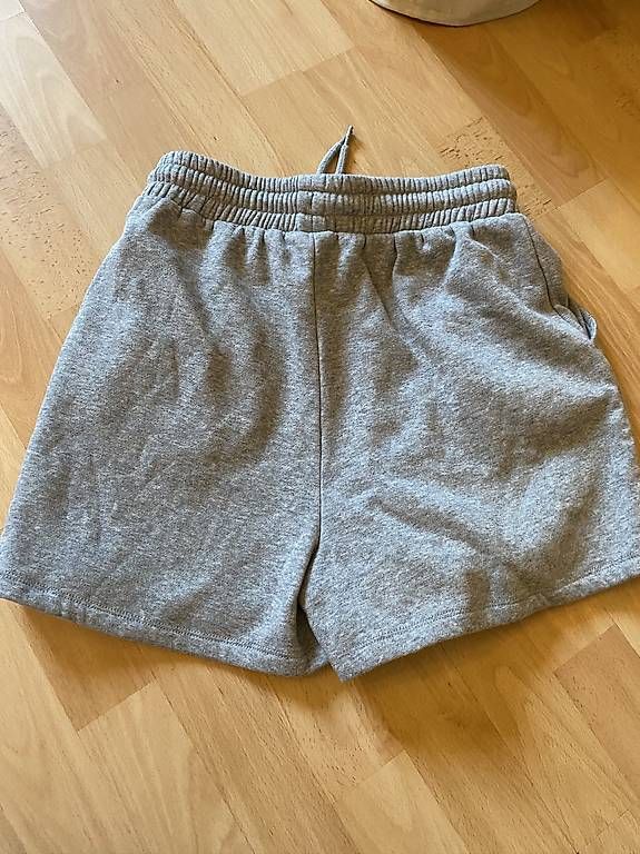 Pieces Pantaloni: Shorts grau Baumwolle Hose – Usato da Bern venduto da n-dine 1