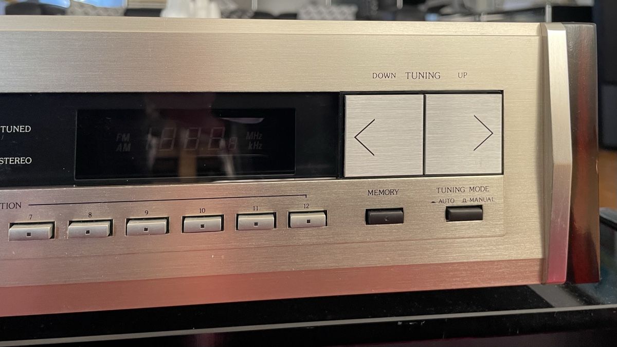 Radio: Accuphase Synthesizer UKW Stereo Tuner – Usato da Lotzwil venduto da Schlafwolle 2