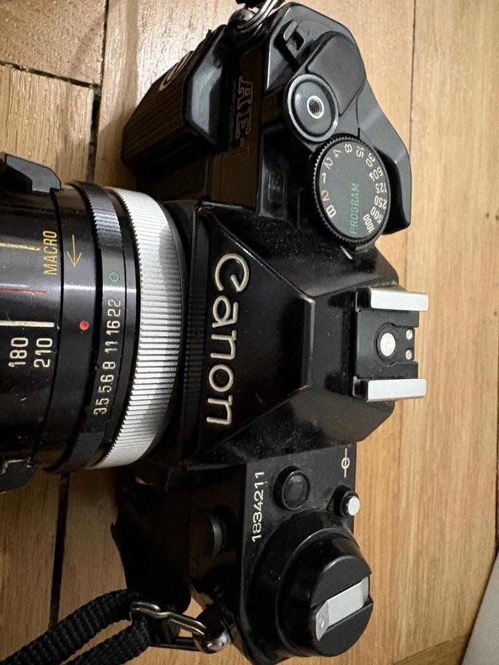 Canon Fotocamera: Canon AE-1 Program analog mit 2 Objektiven, Filtern & Tasche – Usato da Reinach BL venduto da colmarer 1