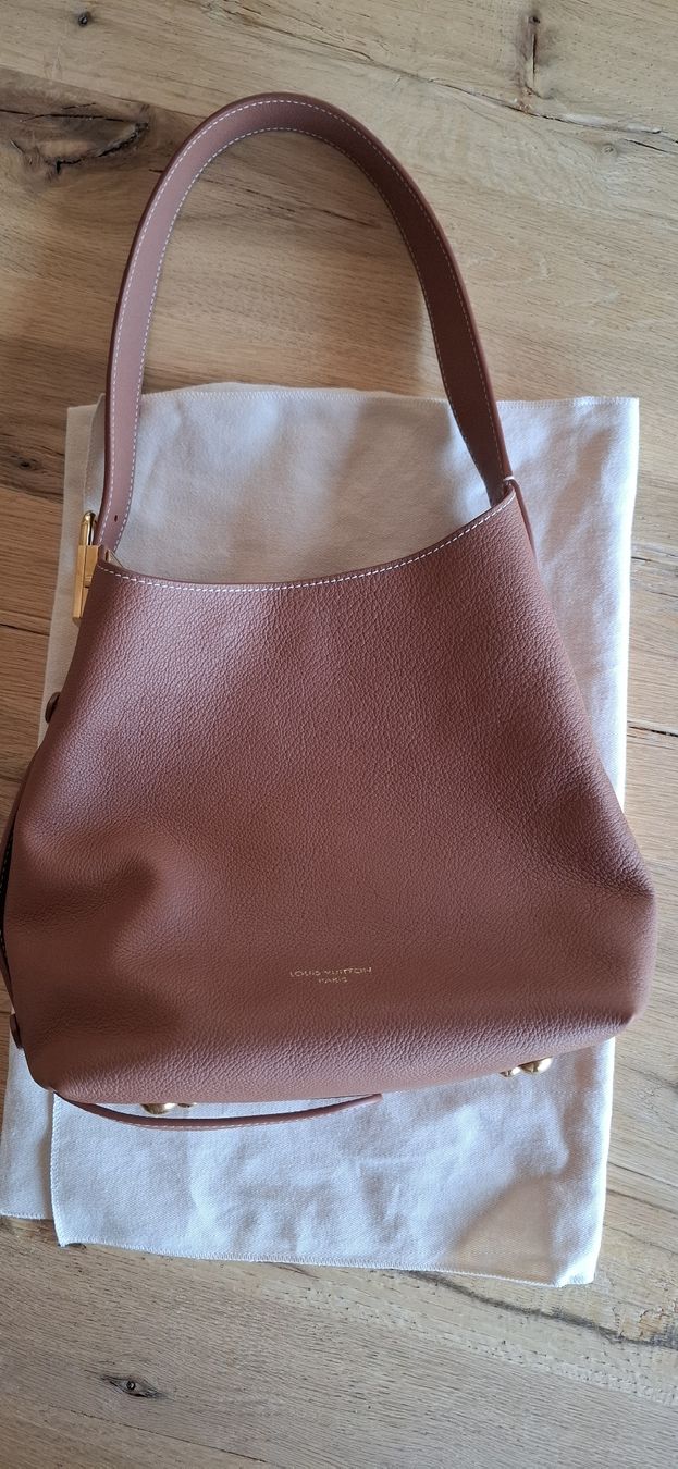 Louis Vuitton Sacs femmes: Louis Vuitton Low Key Hobo PM Cognac - wie neu – D'occasion à Triesen par Oskidi20 1