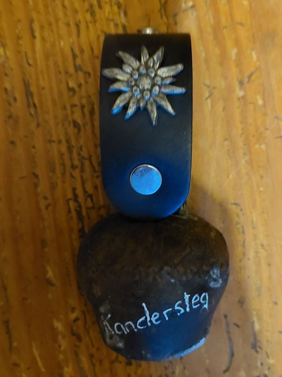 Glocken & Treicheln: Glocke "Kandersteg" mit Edelweiss Lederband – Gebraucht aus Otelfingen von silver-moon