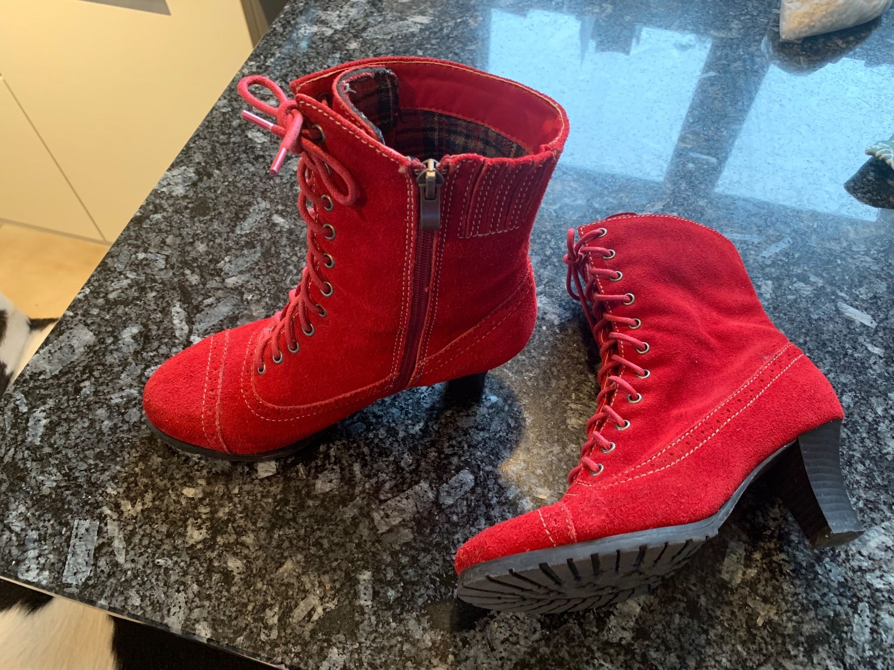 Scarpe da donna: Rote Wildleder Stiefelette – Usato da Aathal-Seegräben venduto da Squiki 2