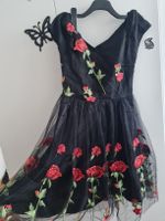 Schönes kleid mit Rosenstickerei