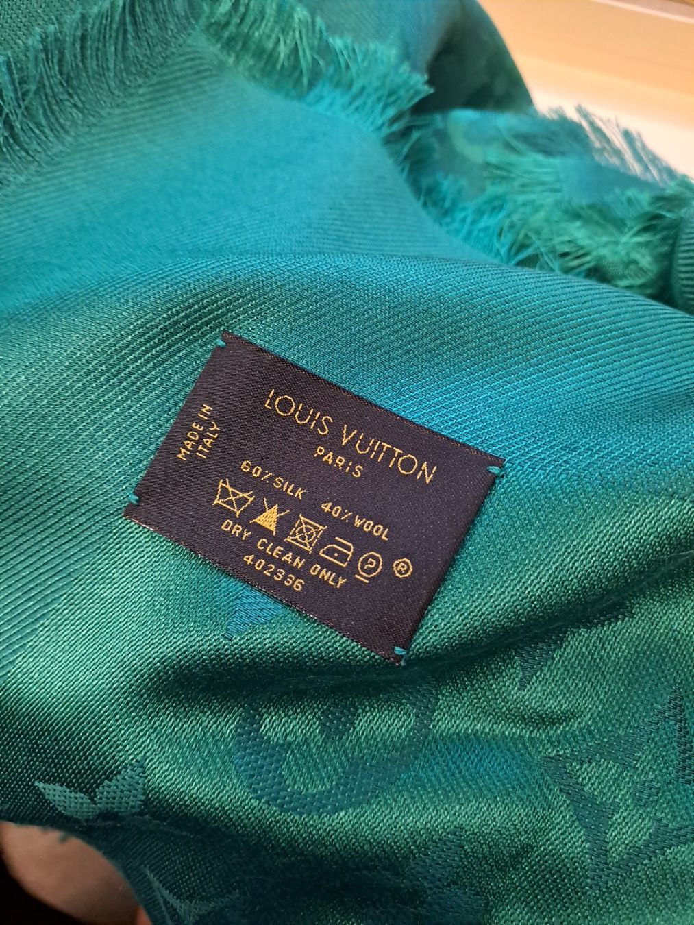Louis Vuitton Foulard & Sciarpe: Louis Vuitton Seidentuch – Nuovo (secondo la descrizione) da Emdthal venduto da kasira