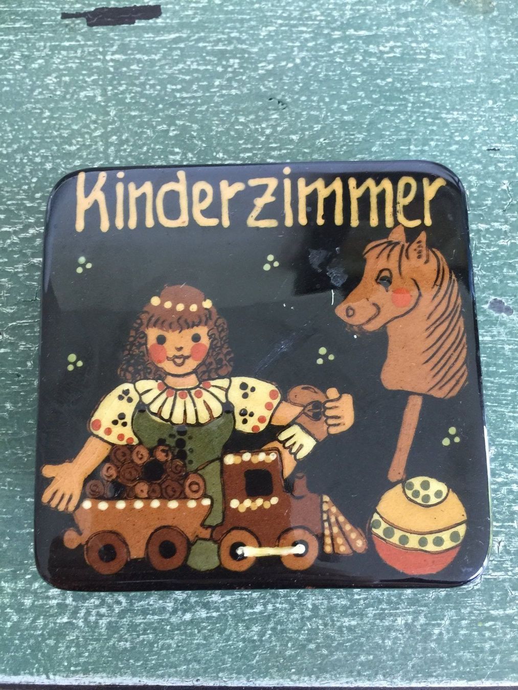 Schilder: Swiss Keramik Schild Kinderzimmer – Gebraucht aus Kirchdorf von Vintagewunder