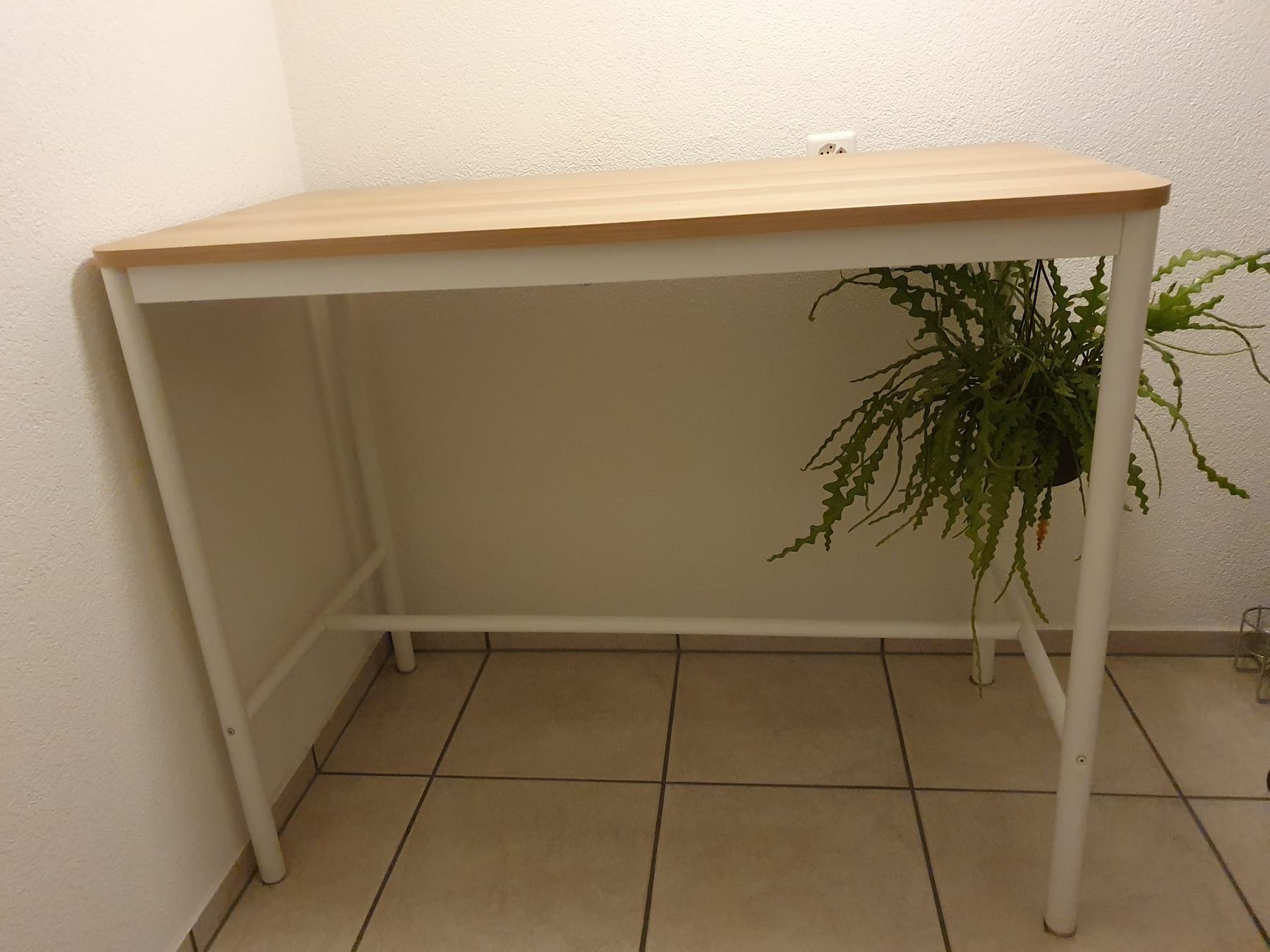 Ikea Tavoli: Tisch weiss mit Eichenfurnierplatte – Usato da Schafisheim venduto da metlaeufer 1