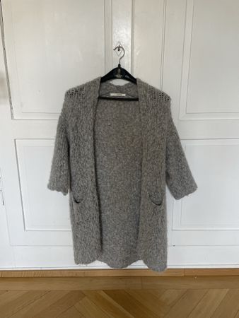 Strickjacke Sibinlinnebjerg grau offener Schnitt lang
