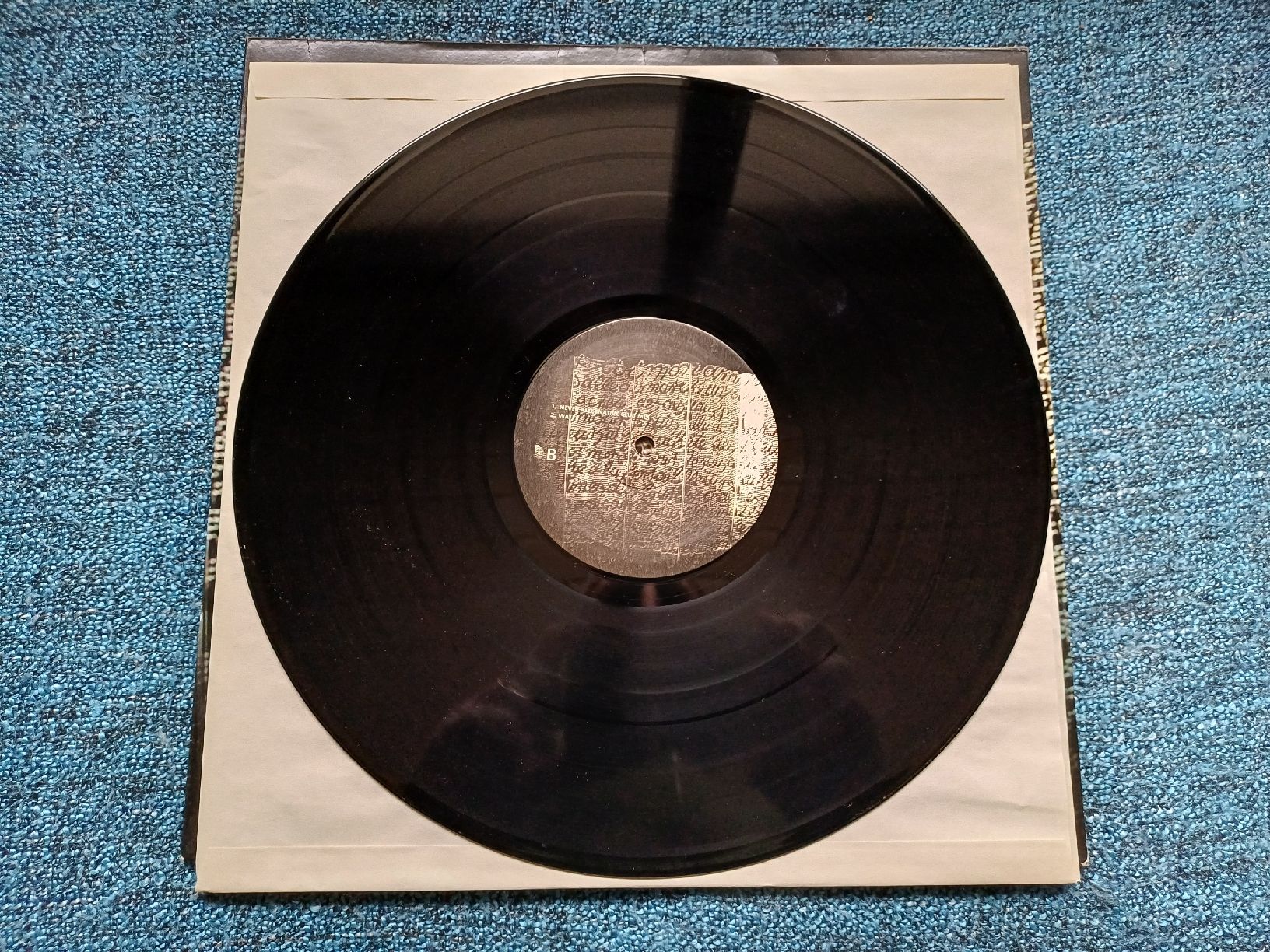 Dischi in vinile: Tiefschwarz feat. Oezlem "Never" 12" – Usato da Begnins venduto da Drastic-Sound 4