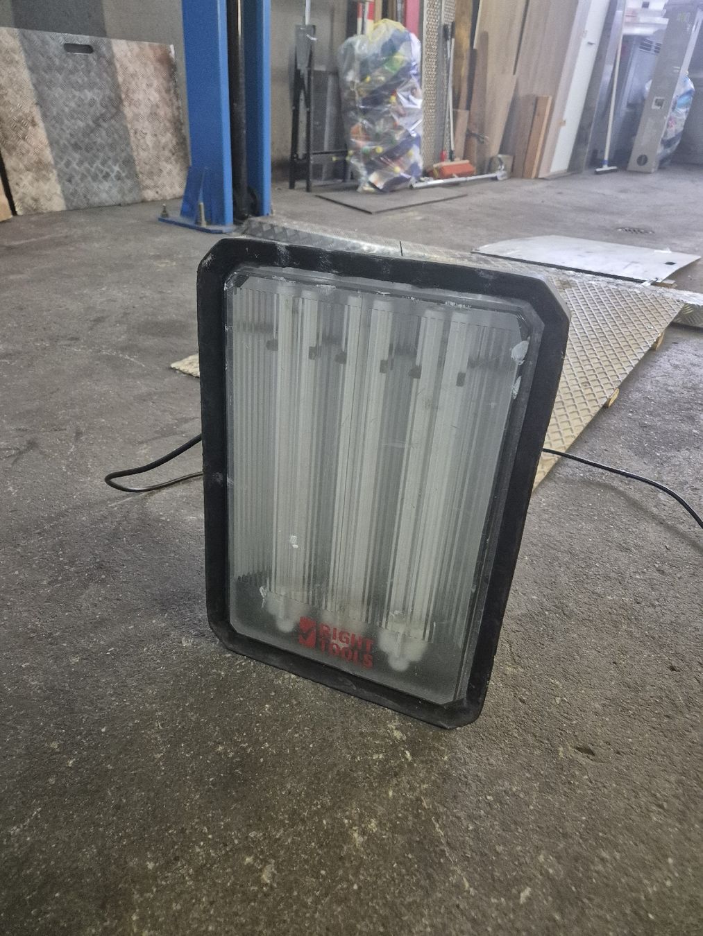 Lampen: Baustrahler mit Stecker – Gebraucht aus Gossau SG von Aeromax