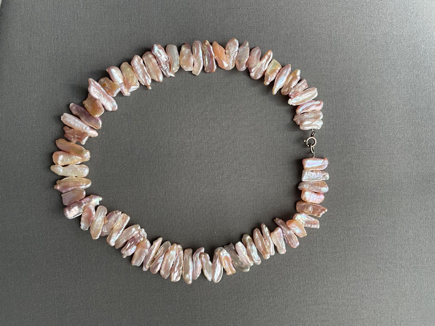 Catenine: Halskette aus Perlmutt rosa-lachsfarben – Usato da Winterthur venduto da Myrtillus