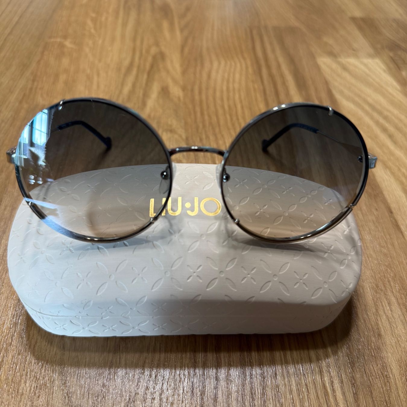Liu Jo Occhiali & Lenti: Originale Liu Jo Sonnenbrille mit Blaustich – Nuovo (secondo la descrizione) da Birmensdorf ZH venduto da clotschi