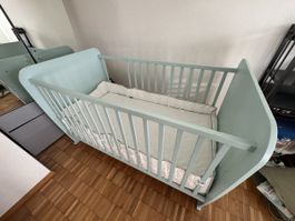 Kinderbett hellblau mit Matratze und Nestchen gebraucht